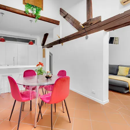 Bright Design House In The Heart Of Apartman *